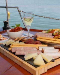 food on boat